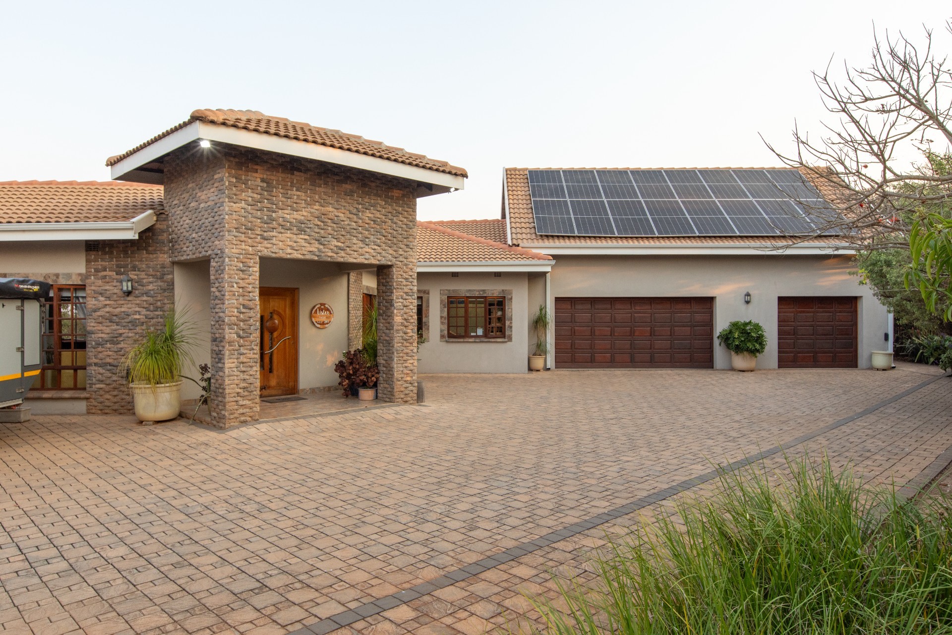 IMMACULATE ! LARGE FAMILY HOME IN BUNDU ROCKY ESTATE, Rocky Drift, White River
