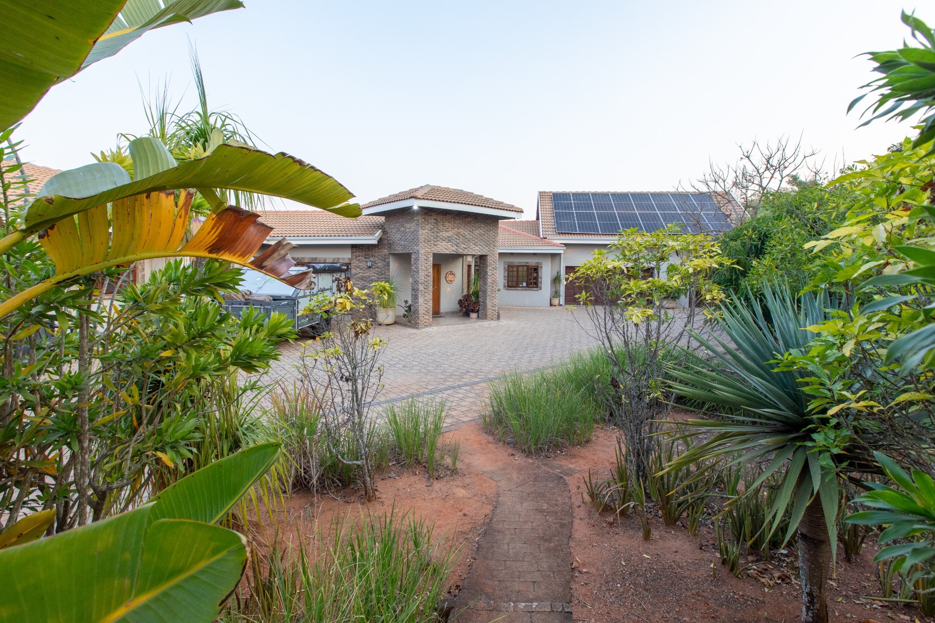 IMMACULATE ! LARGE FAMILY HOME IN BUNDU ROCKY ESTATE, Rocky Drift, White River