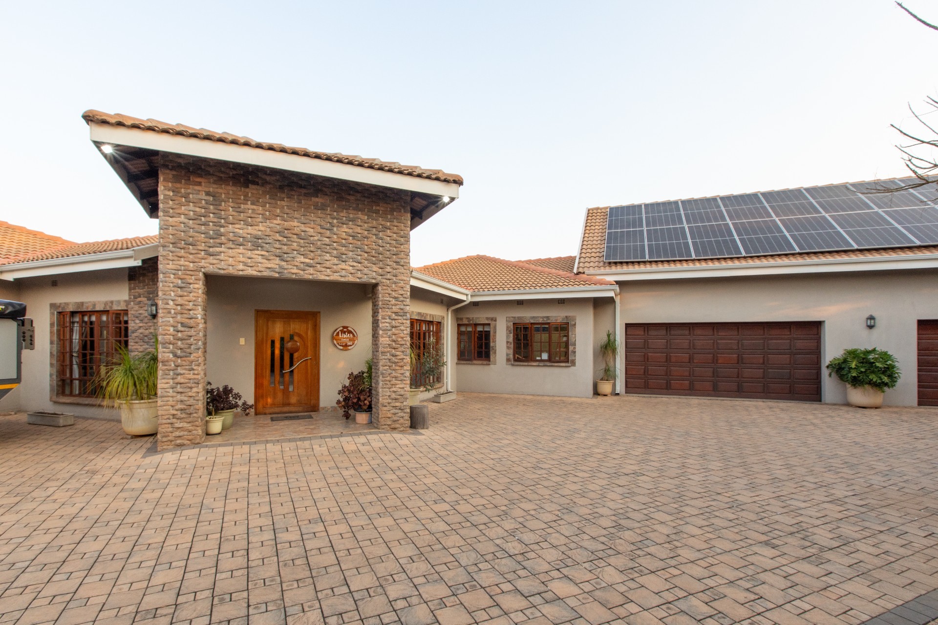 IMMACULATE ! LARGE FAMILY HOME IN BUNDU ROCKY ESTATE, Rocky Drift, White River