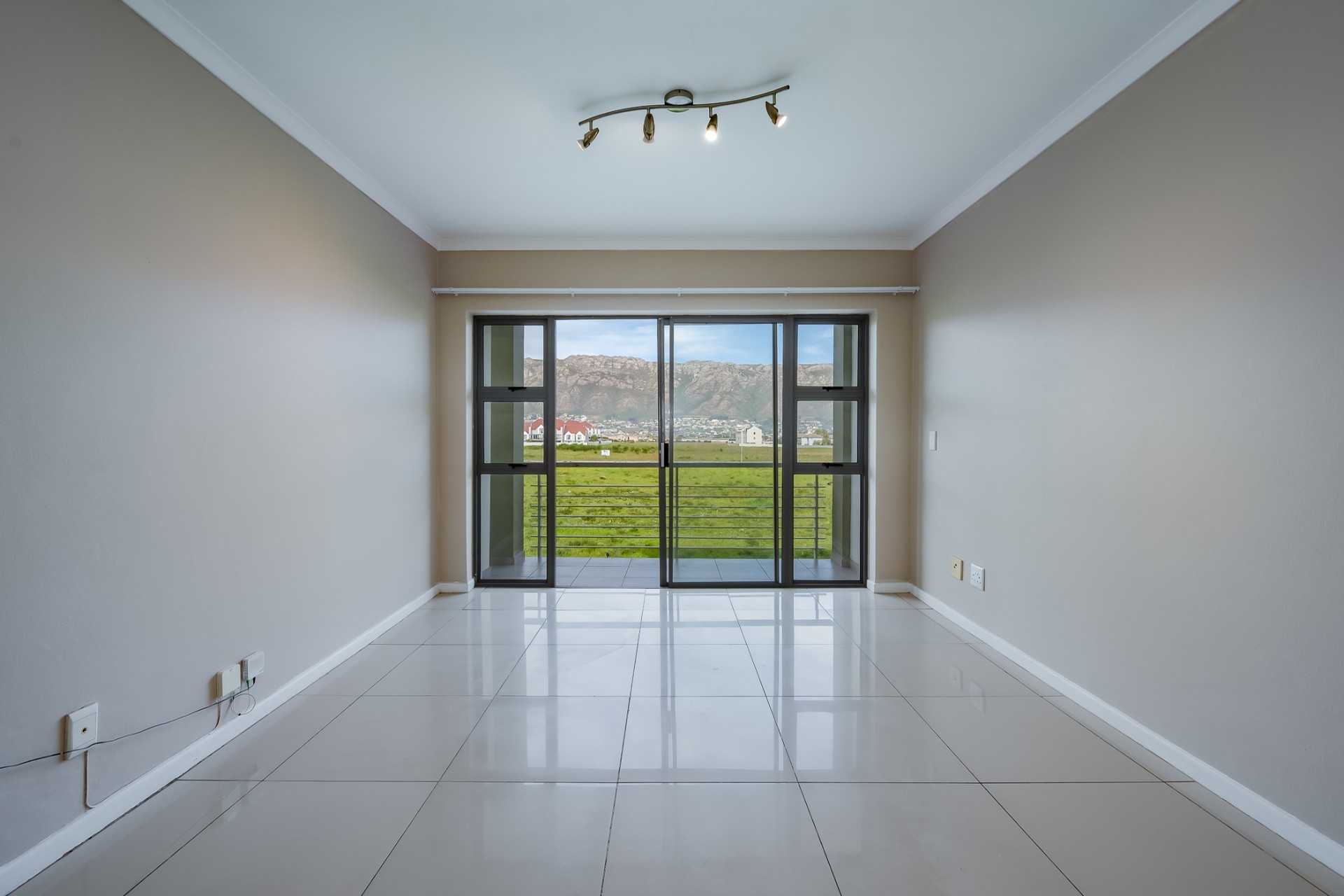 Modern 2-Bedroom First-Floor Apartment in Crystal Creek, Gordon's Bay