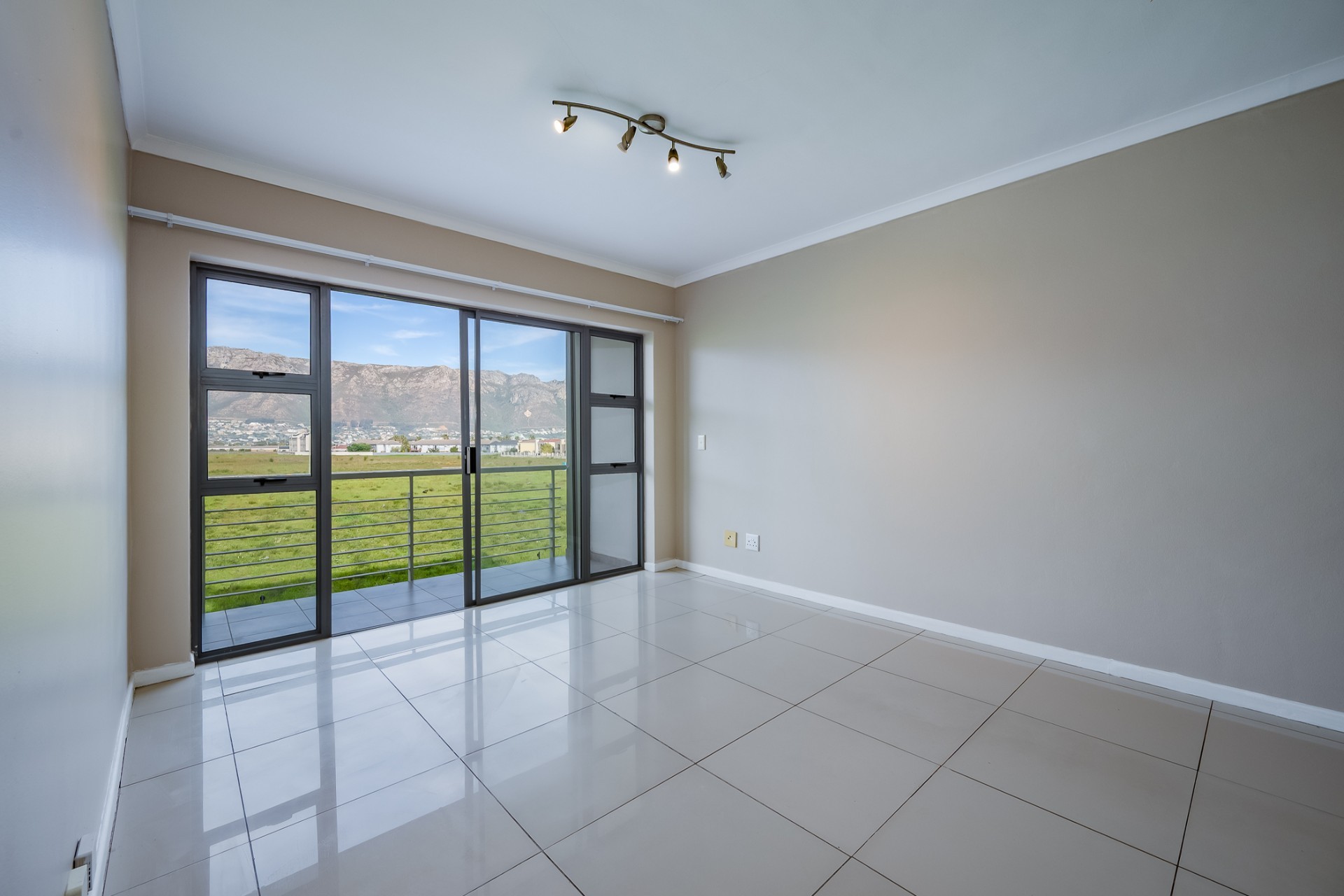 Modern 2-Bedroom First-Floor Apartment in Crystal Creek, Gordon's Bay