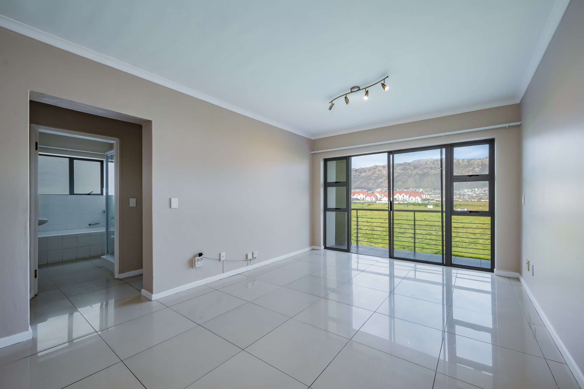 Modern 2-Bedroom First-Floor Apartment in Crystal Creek, Gordon's Bay