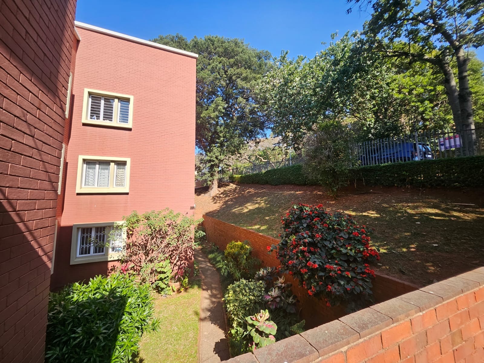 Charming 2 Bedroom First Floor Apartment with Spacious Living Areas