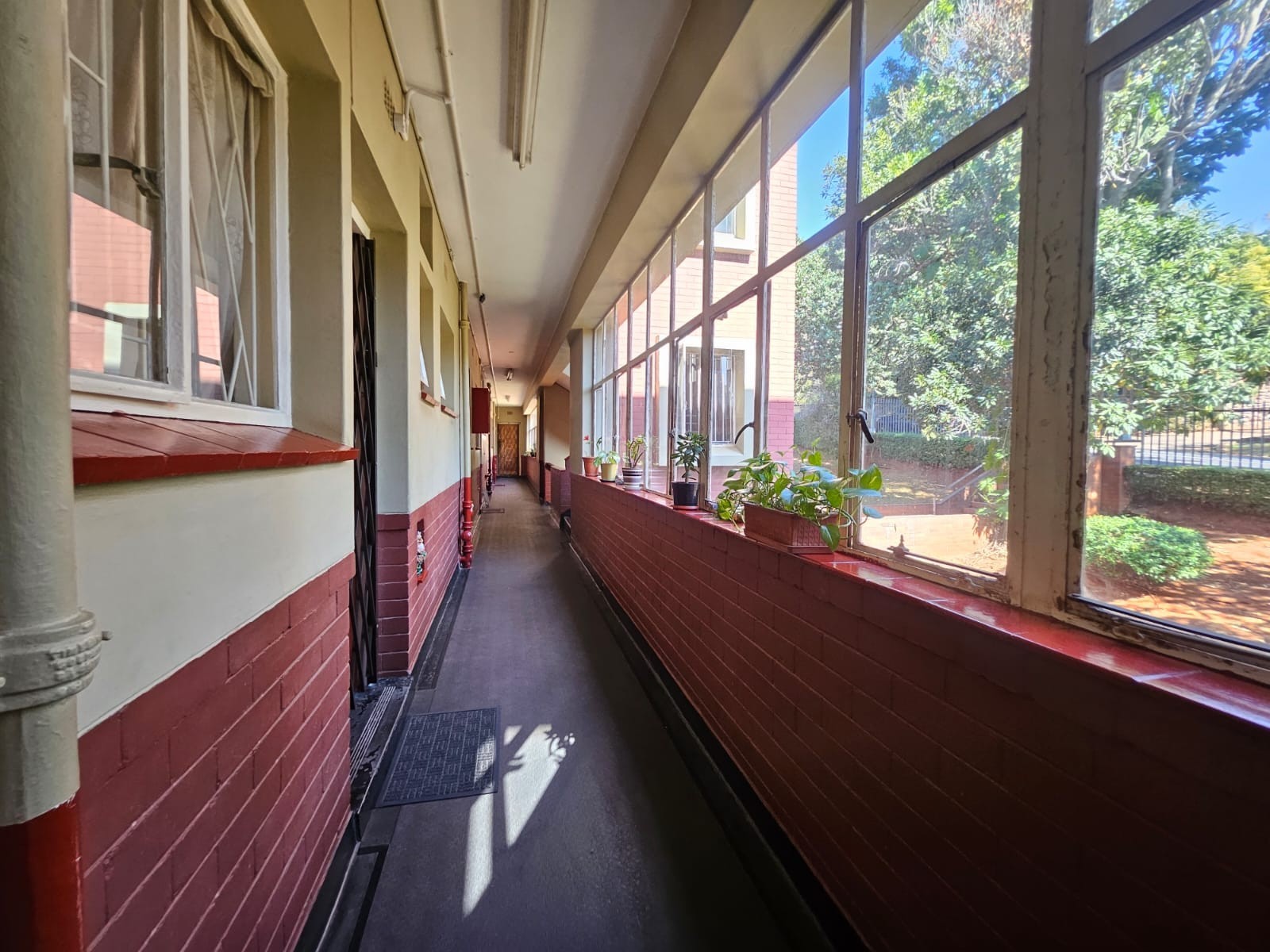 Charming 2 Bedroom First Floor Apartment with Spacious Living Areas