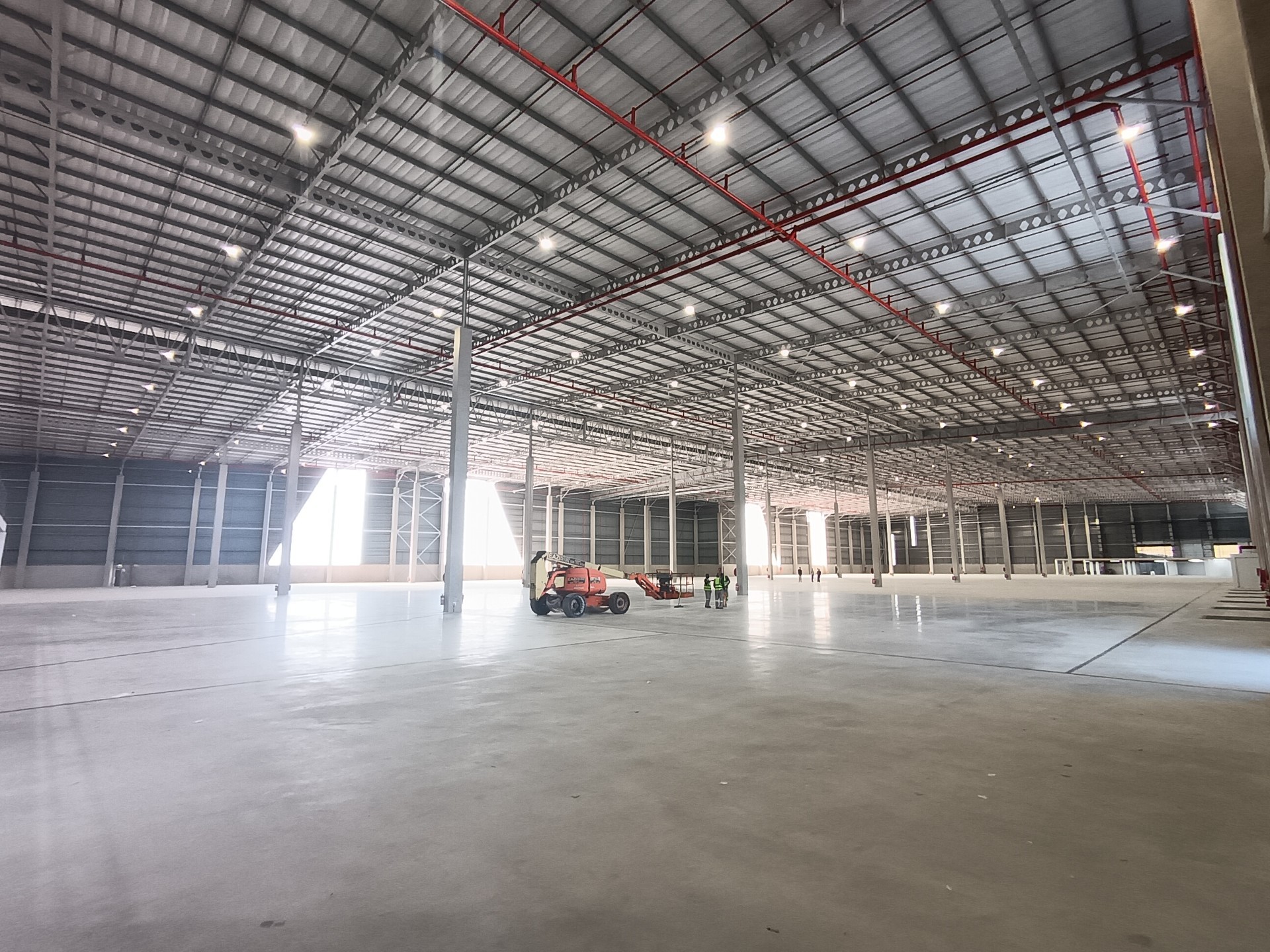 Brand-New 19,934 m² Logistics Facility To Let in Red Hill