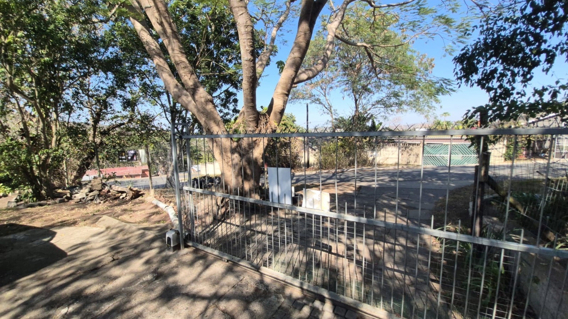 Spacious 3-Bedroom Family Home with Two Income-Generating Flats