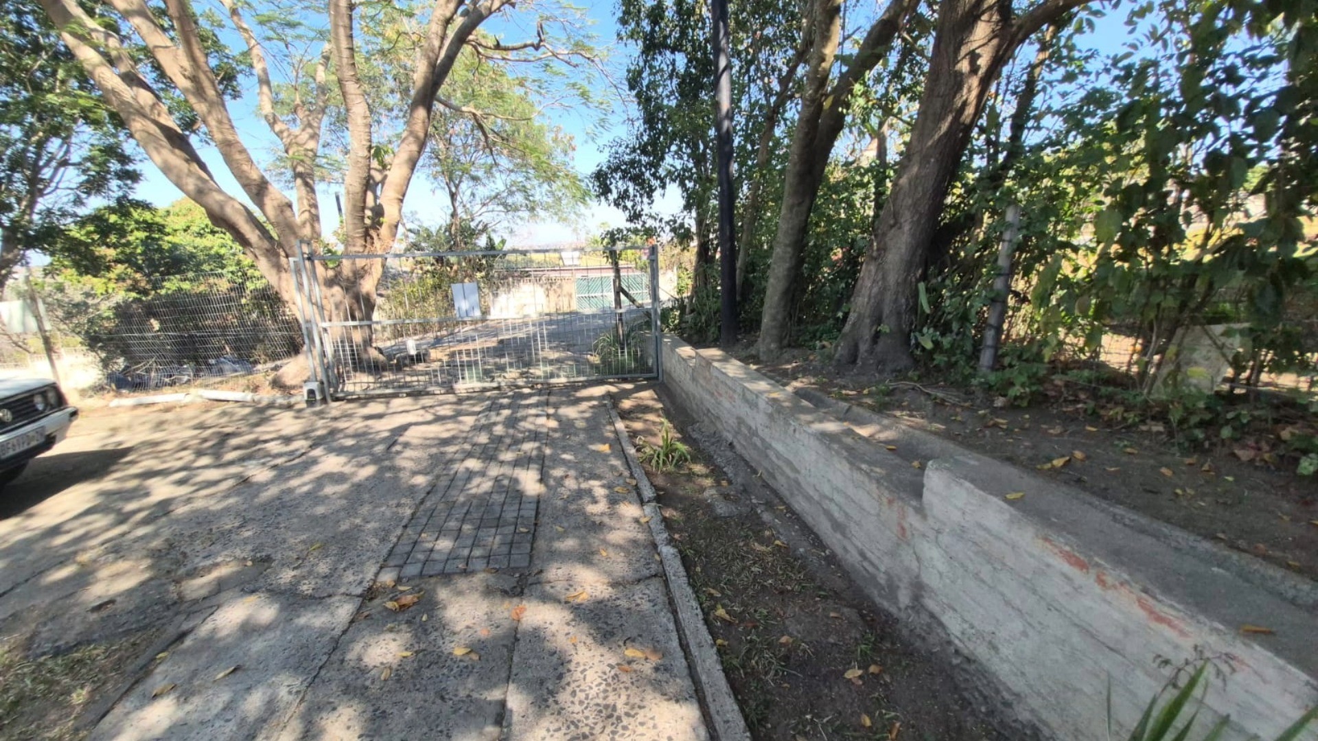 Spacious 3-Bedroom Family Home with Two Income-Generating Flats