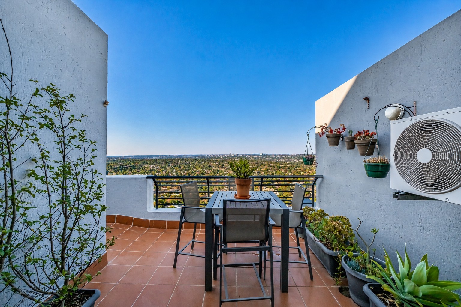 Renovated Top-Floor Apartment with Spectacular Panoramic Views