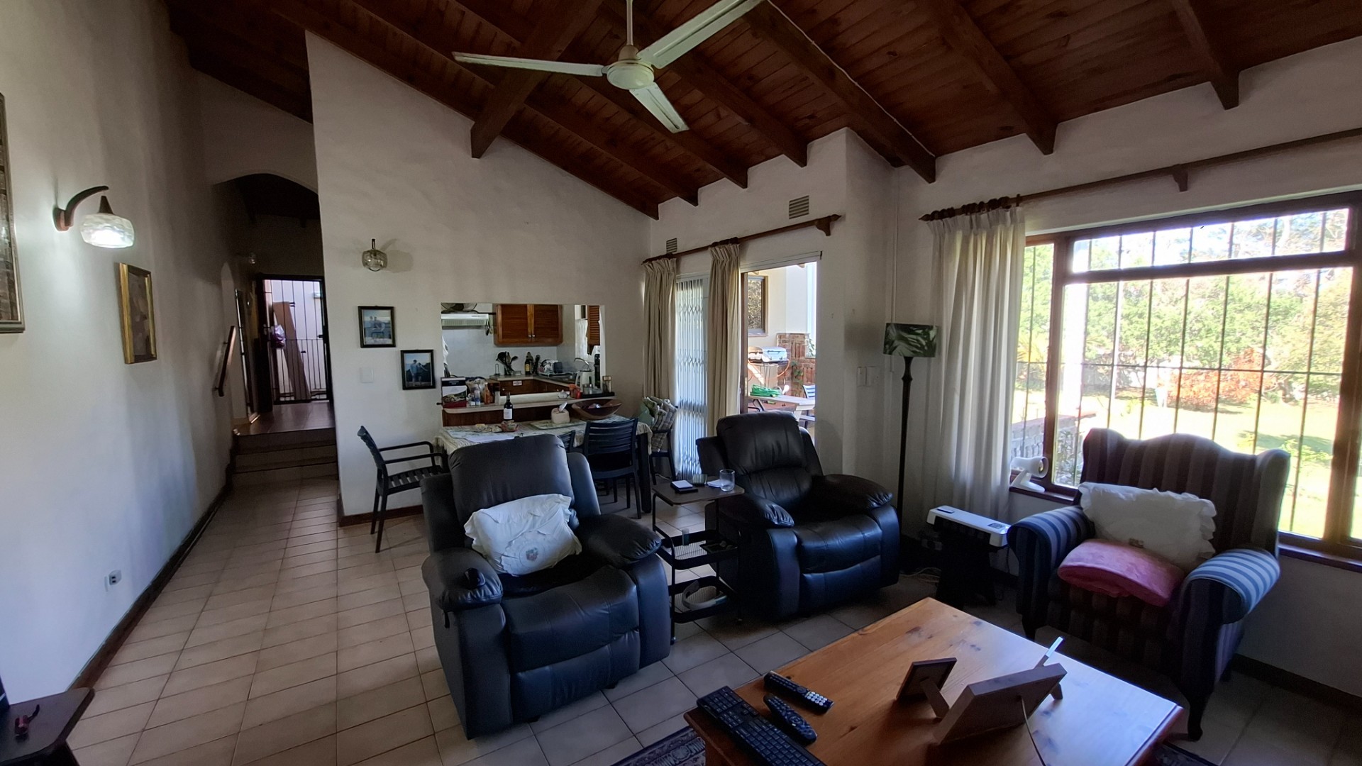 Townhouse To Rent in Manaba Beach, Margate, KwaZulu Natal