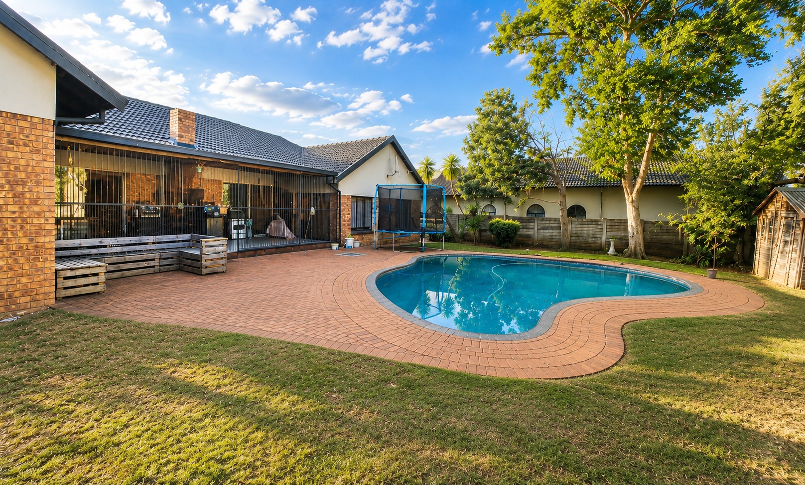 6 Bedroom House For Sale in Theresapark, Akasia