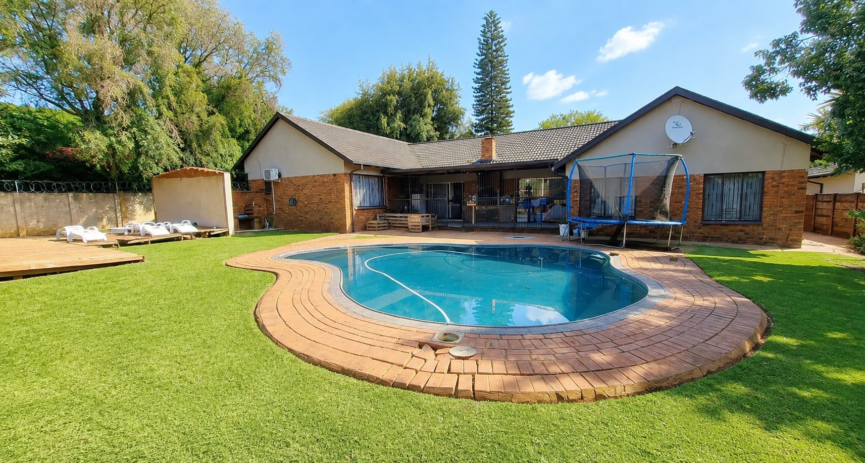 6 Bedroom House For Sale in Theresapark, Akasia
