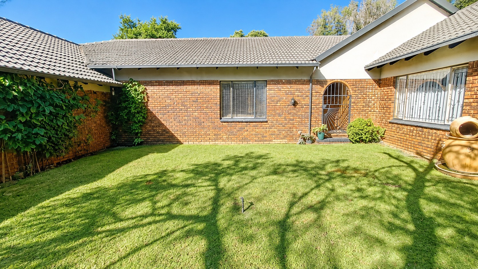 6 Bedroom House For Sale in Theresapark, Akasia