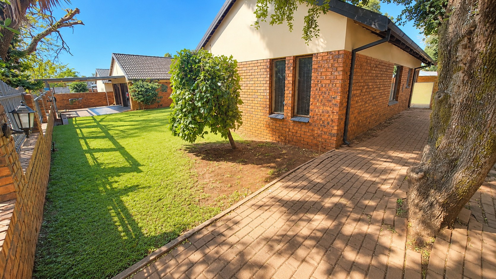 6 Bedroom House For Sale in Theresapark, Akasia