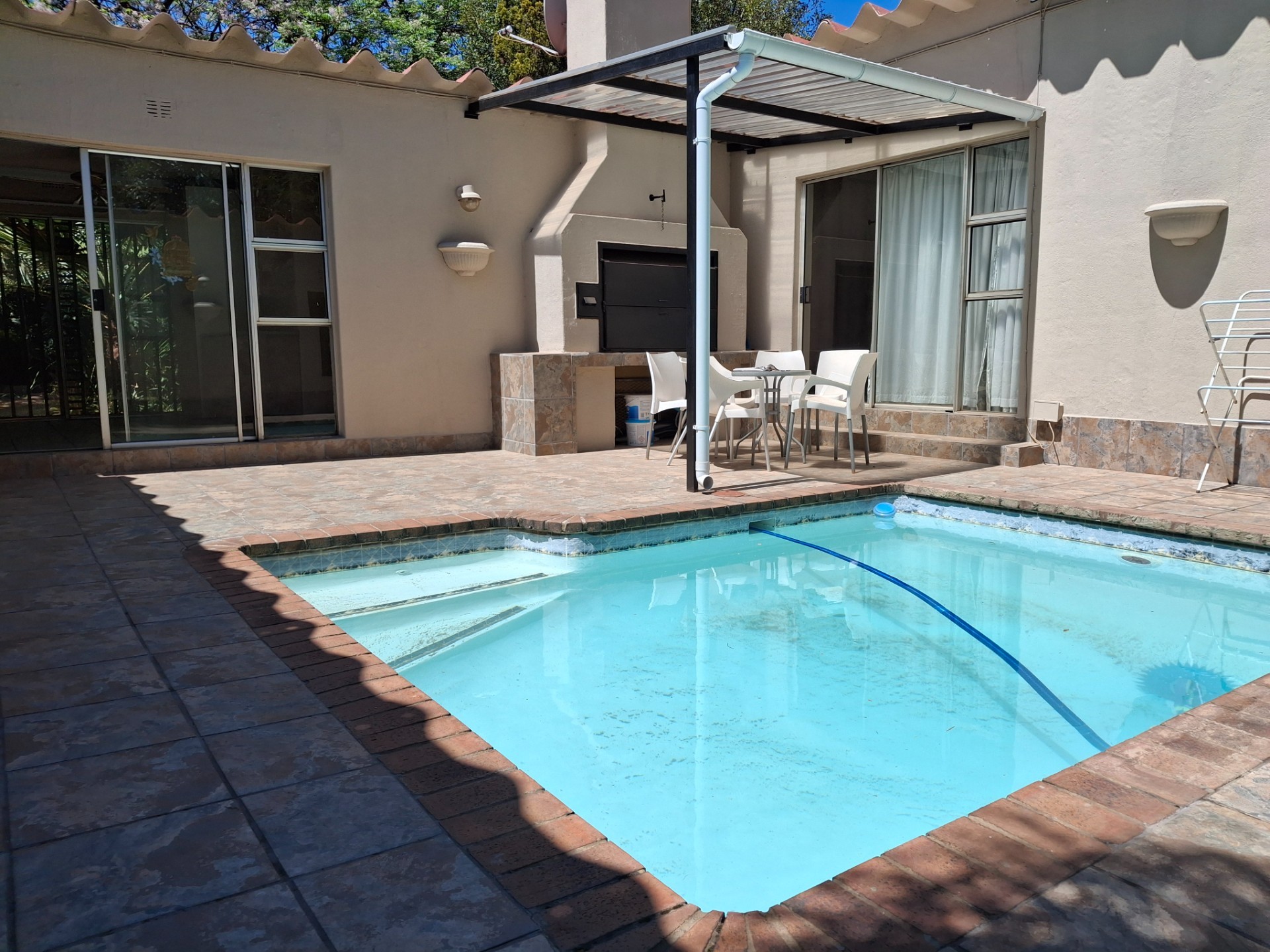 House with two cottages in quiet cul-de-sac in Moret, Randburg