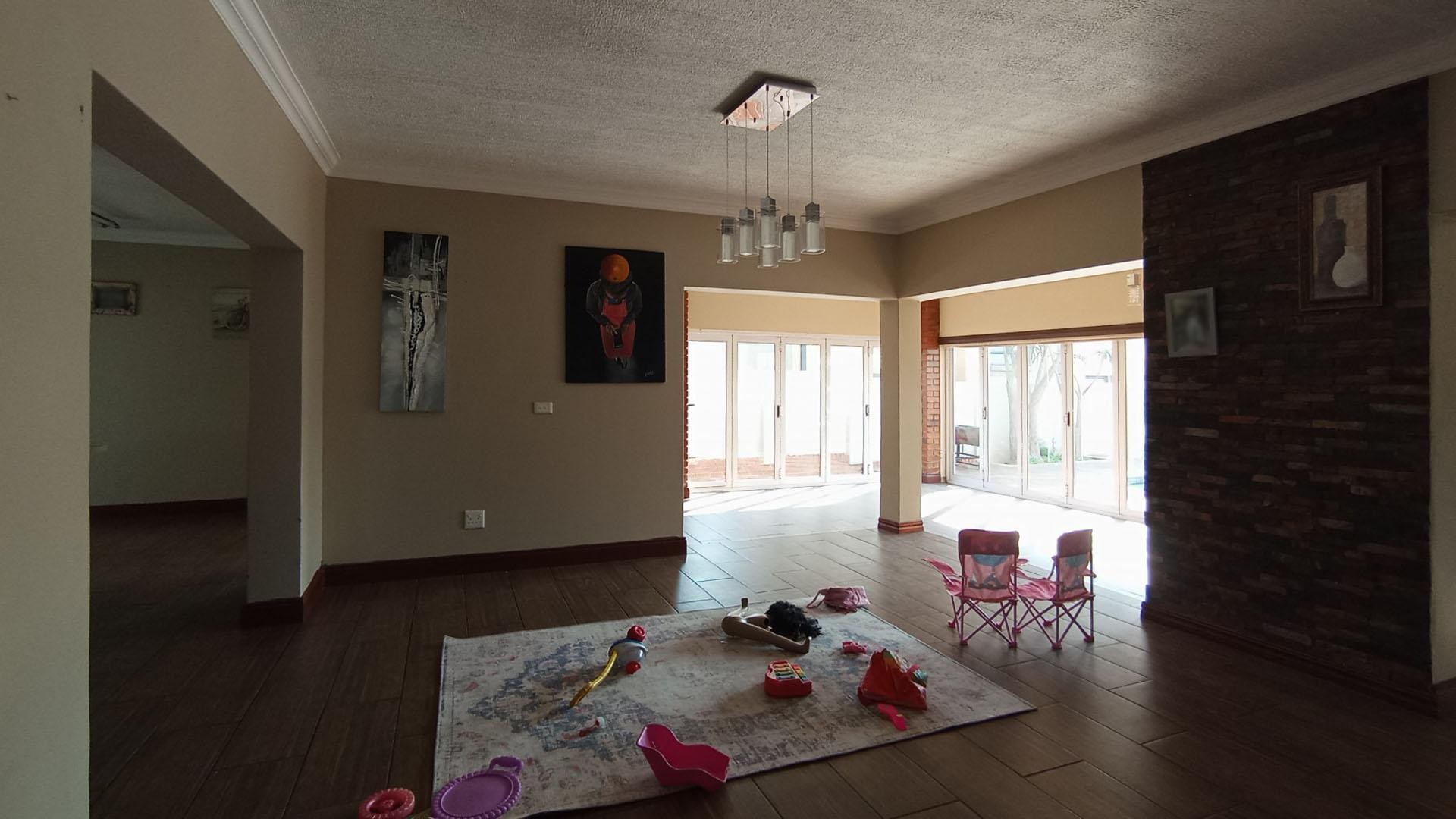 House For Sale in Louwlardia, Centurion
