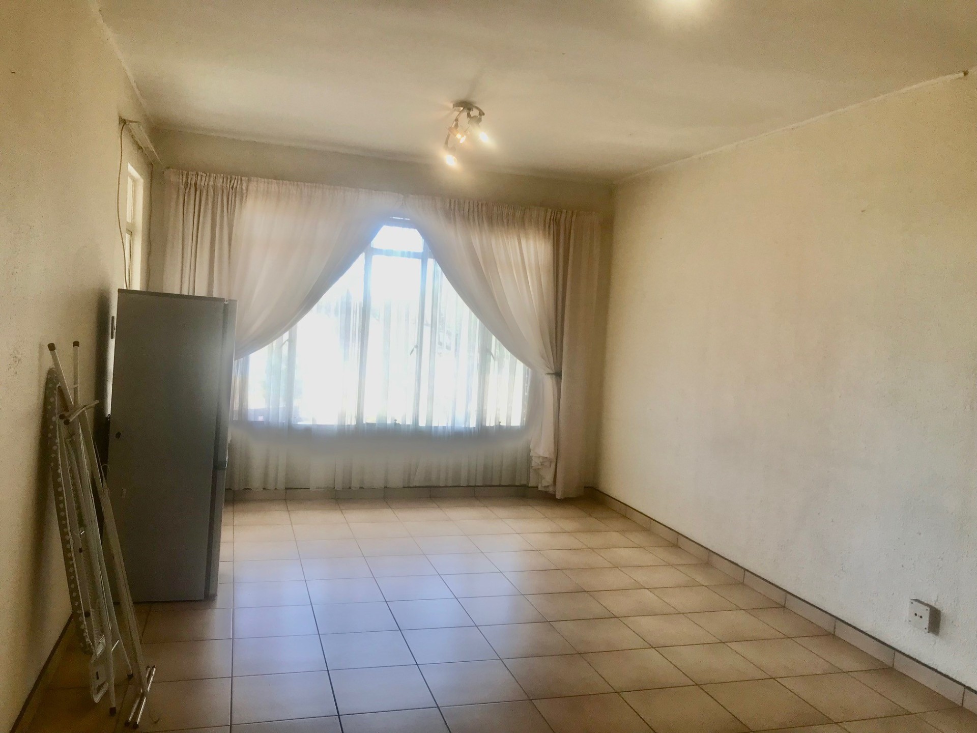 Large 2 Bedrooms 1 Full Bathroom Apartment for Rent