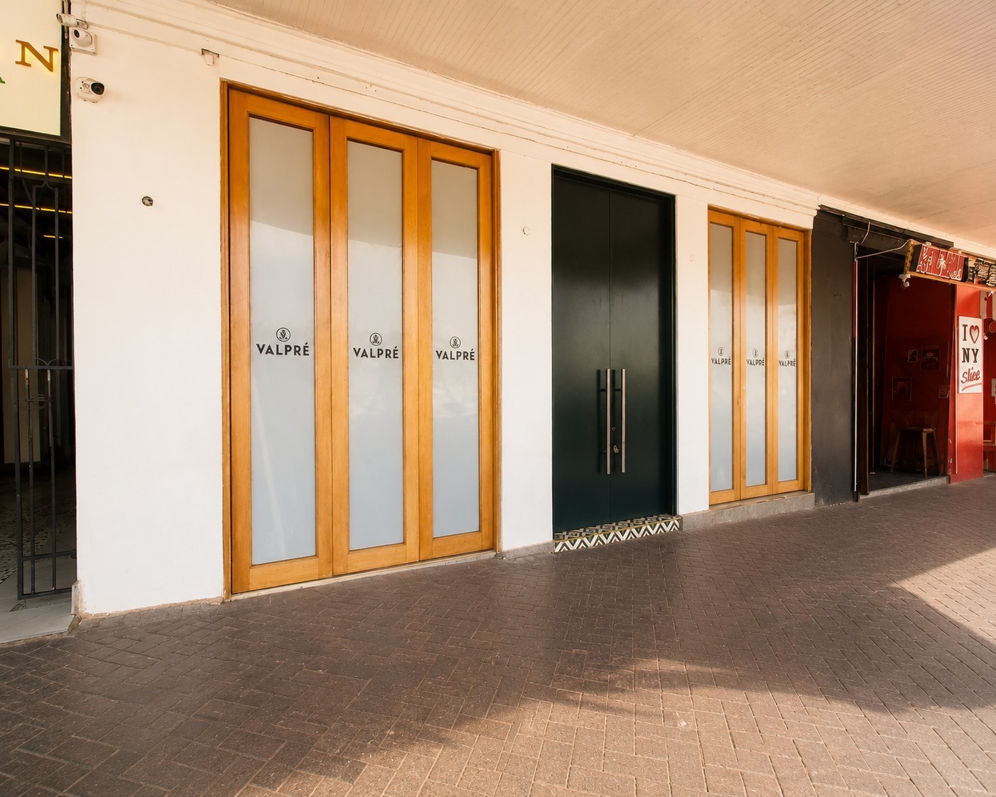 Classy Commercial Premises on Florida Road To Rent