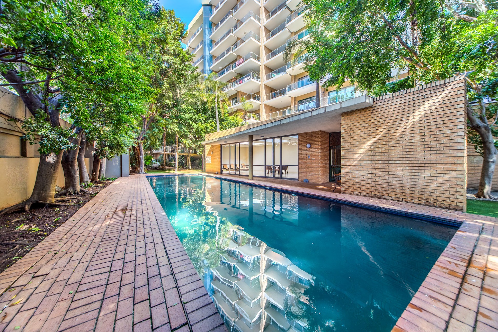 Gorgeous, spacious corner apartment in prime location