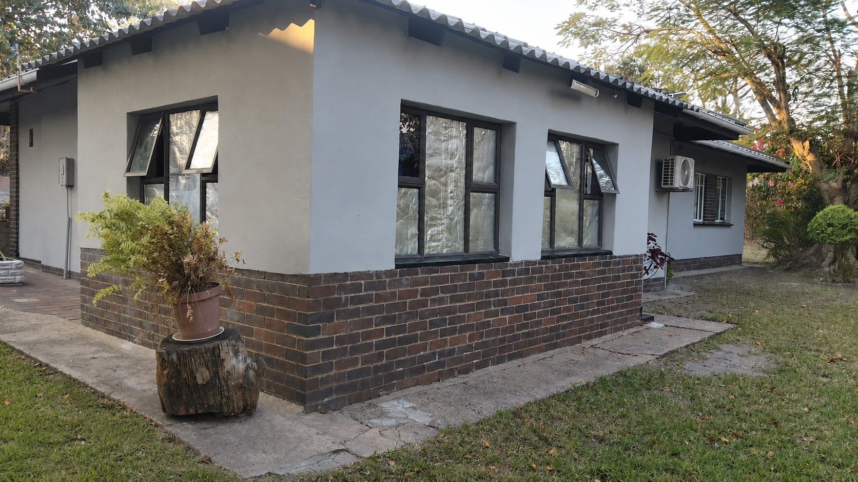 Spacious Family Home with Two Additional Flats in Mandini