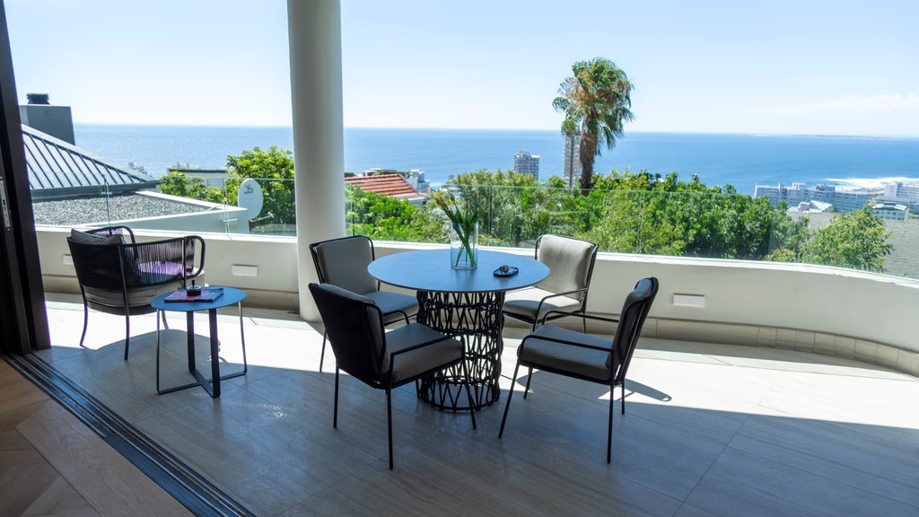 Apartment For Sale in Green Point, Cape Town
