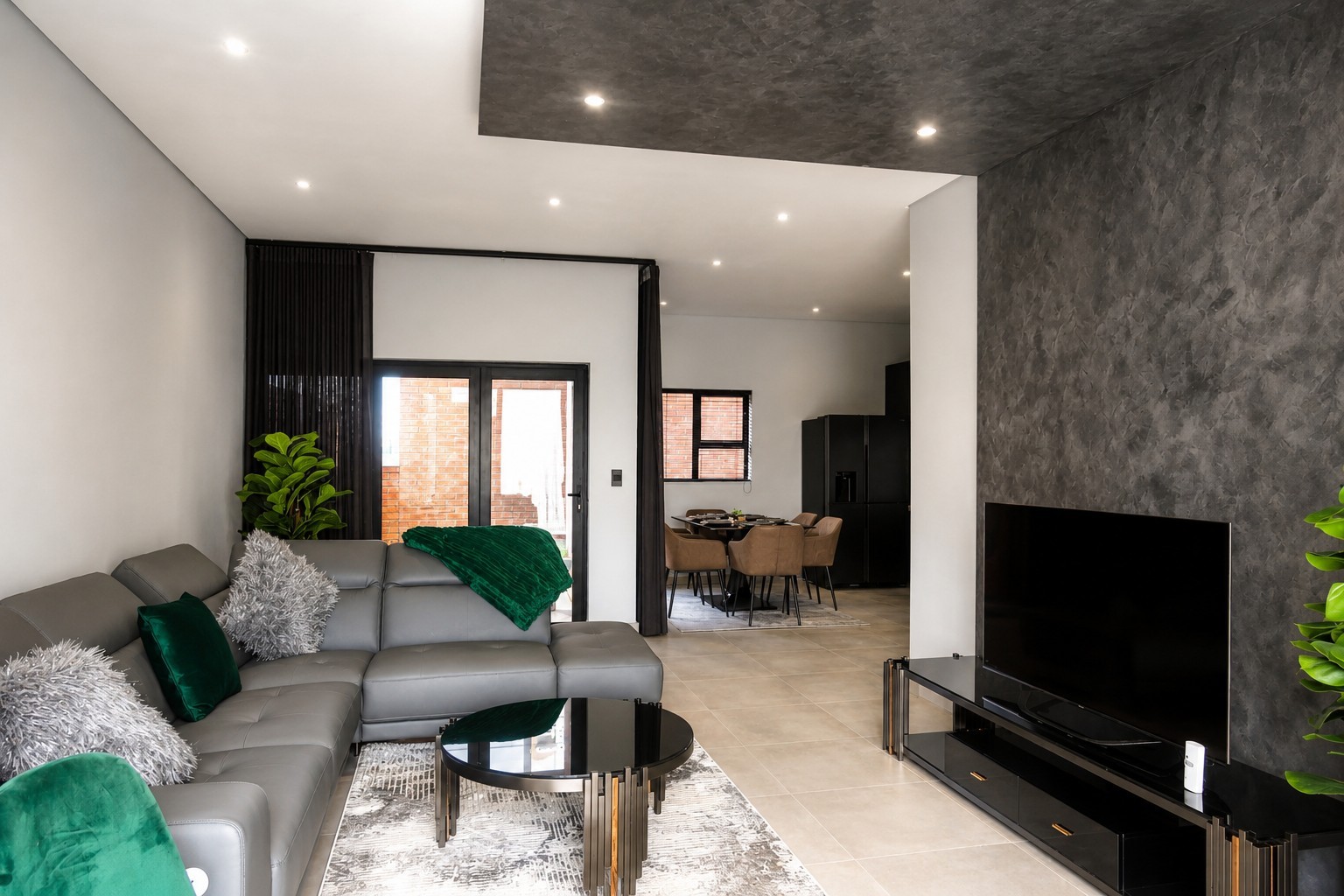 LUXURY 3 BED 3 BATH DUPLEX TOWNHOUSE TO LET