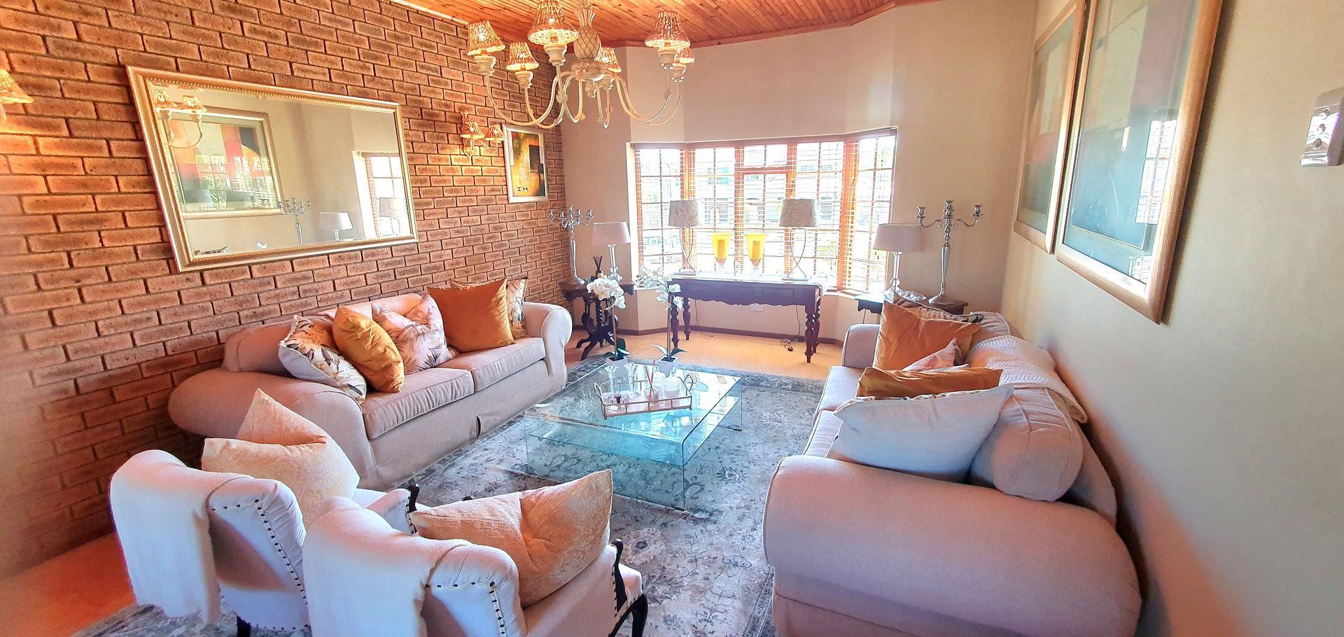 Stunning 4 bedroom House For Sale in Winterhoek Park, Uitenhage