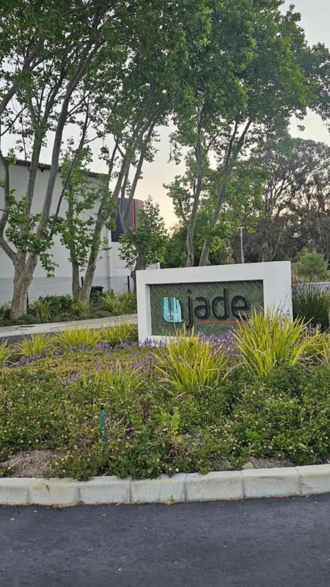 DESIRABLE TOP FLOOR 1 BEDROOM APARTMENT , THE JADE, PAARDEVLEI