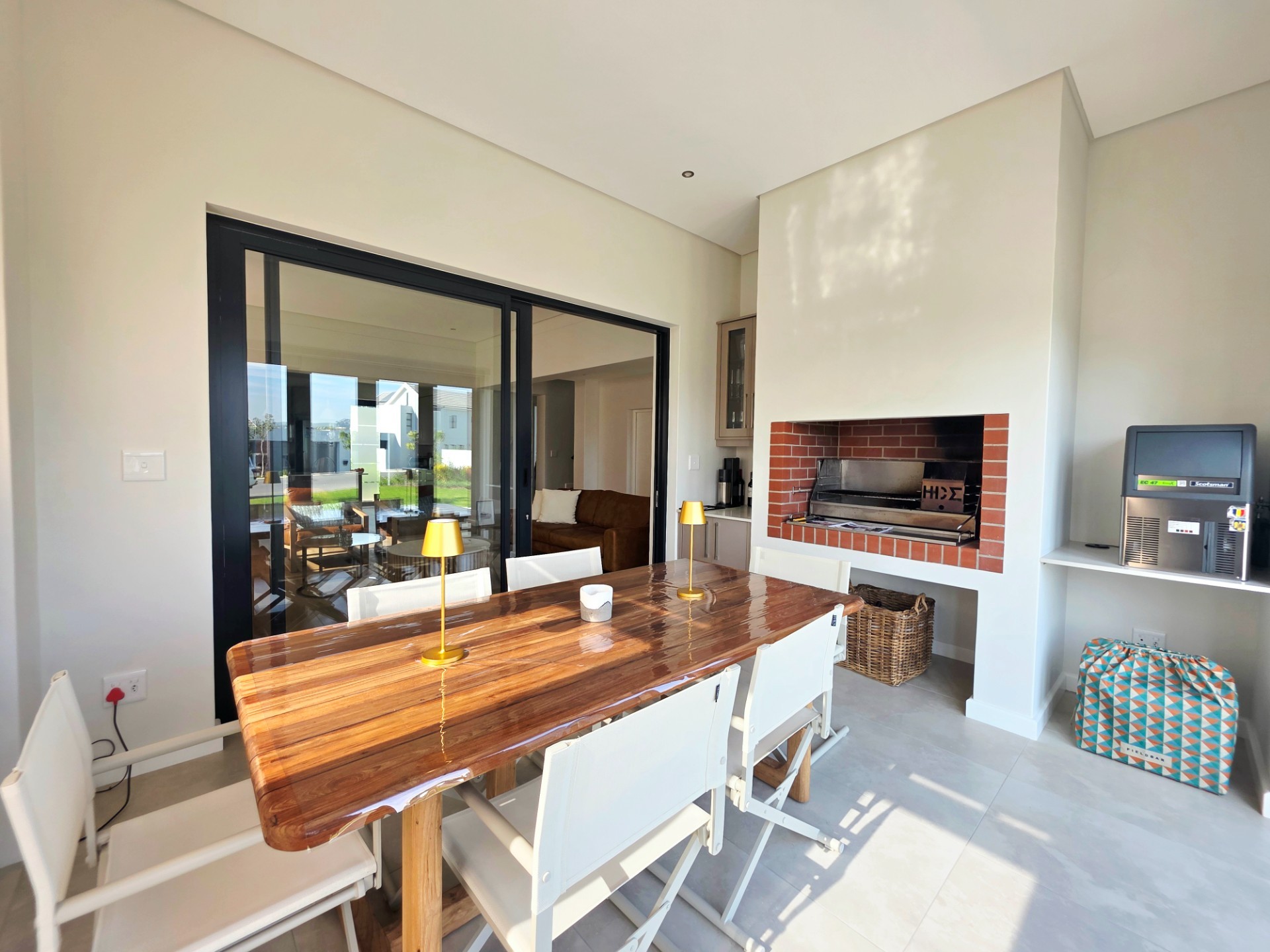To Rent: Luxurious 3 bed Townhouse in Graanendal