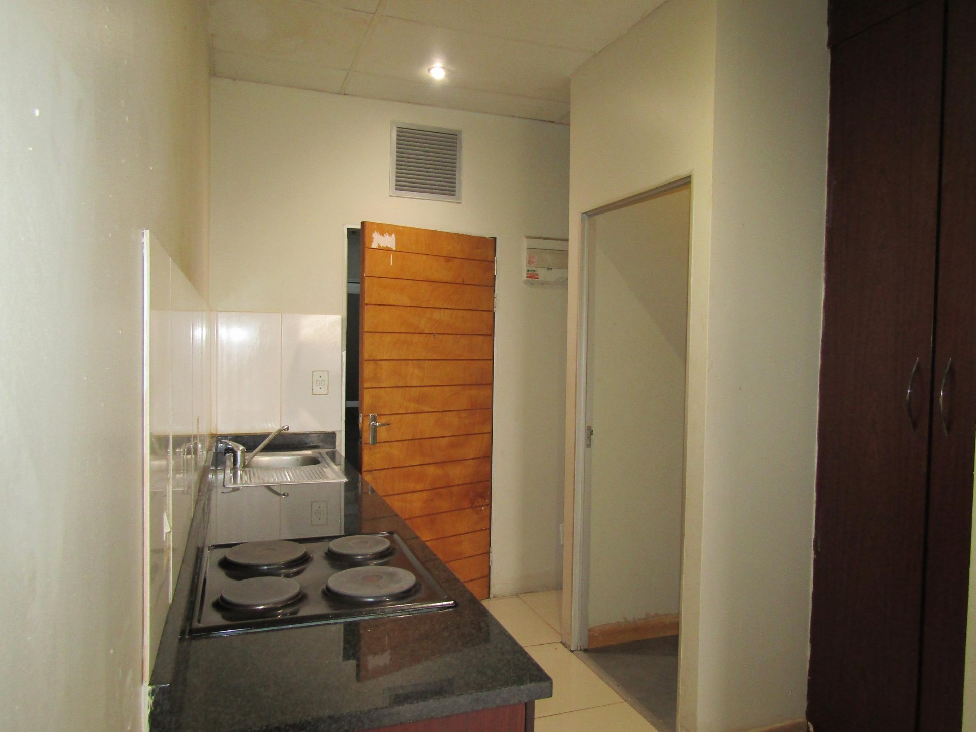 Bachelor Apartment To Rent in Johannesburg Central, Johannesburg