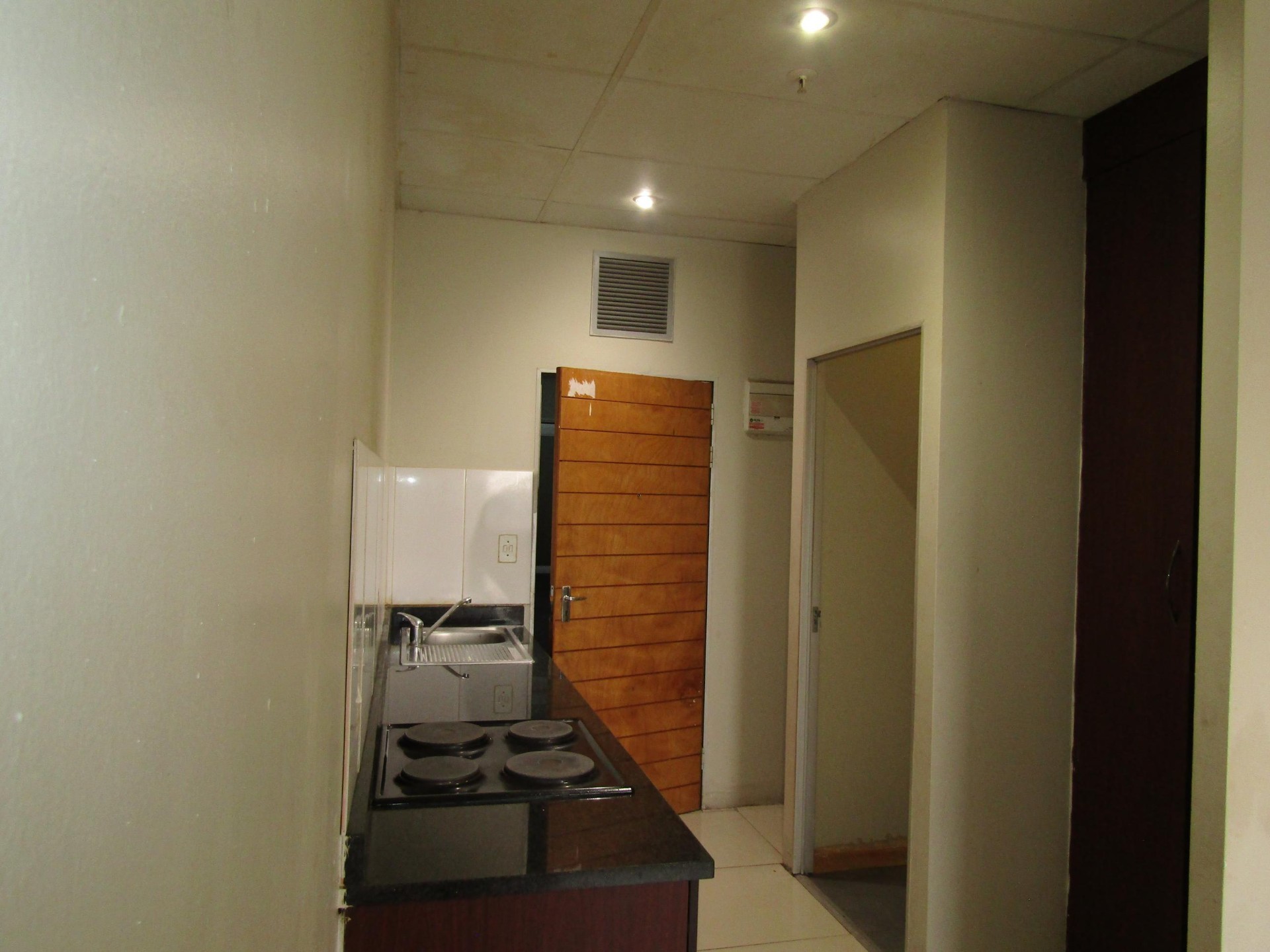 Bachelor Apartment To Rent in Johannesburg Central, Johannesburg