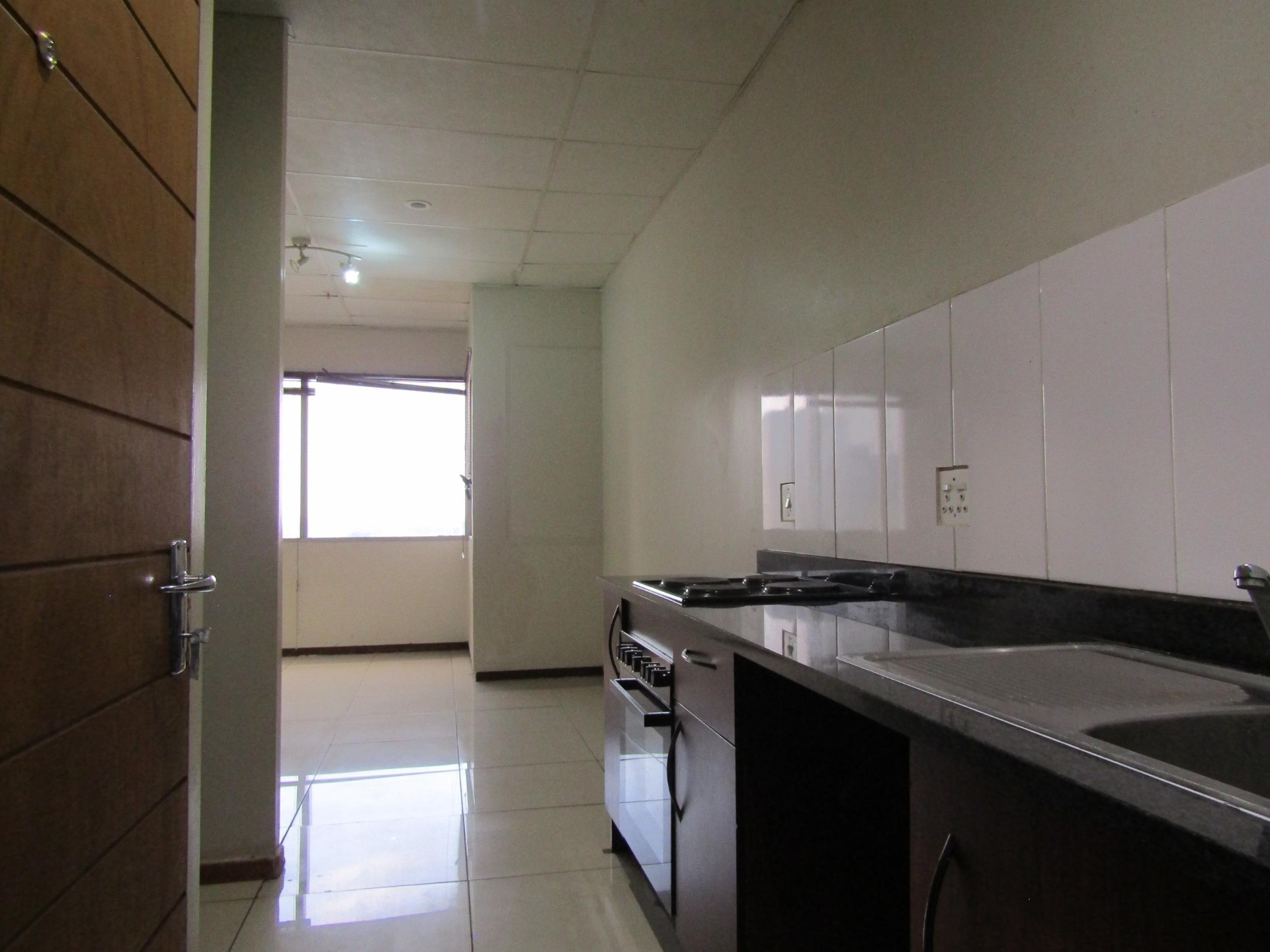 Bachelor Apartment To Rent in Johannesburg Central, Johannesburg