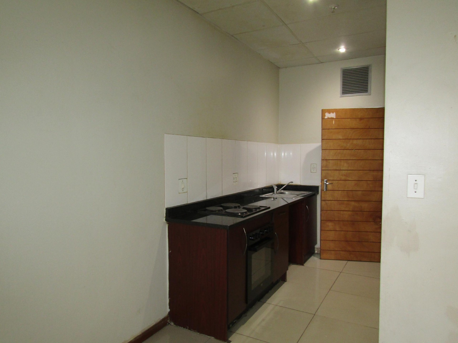 Bachelor Apartment To Rent in Johannesburg Central, Johannesburg