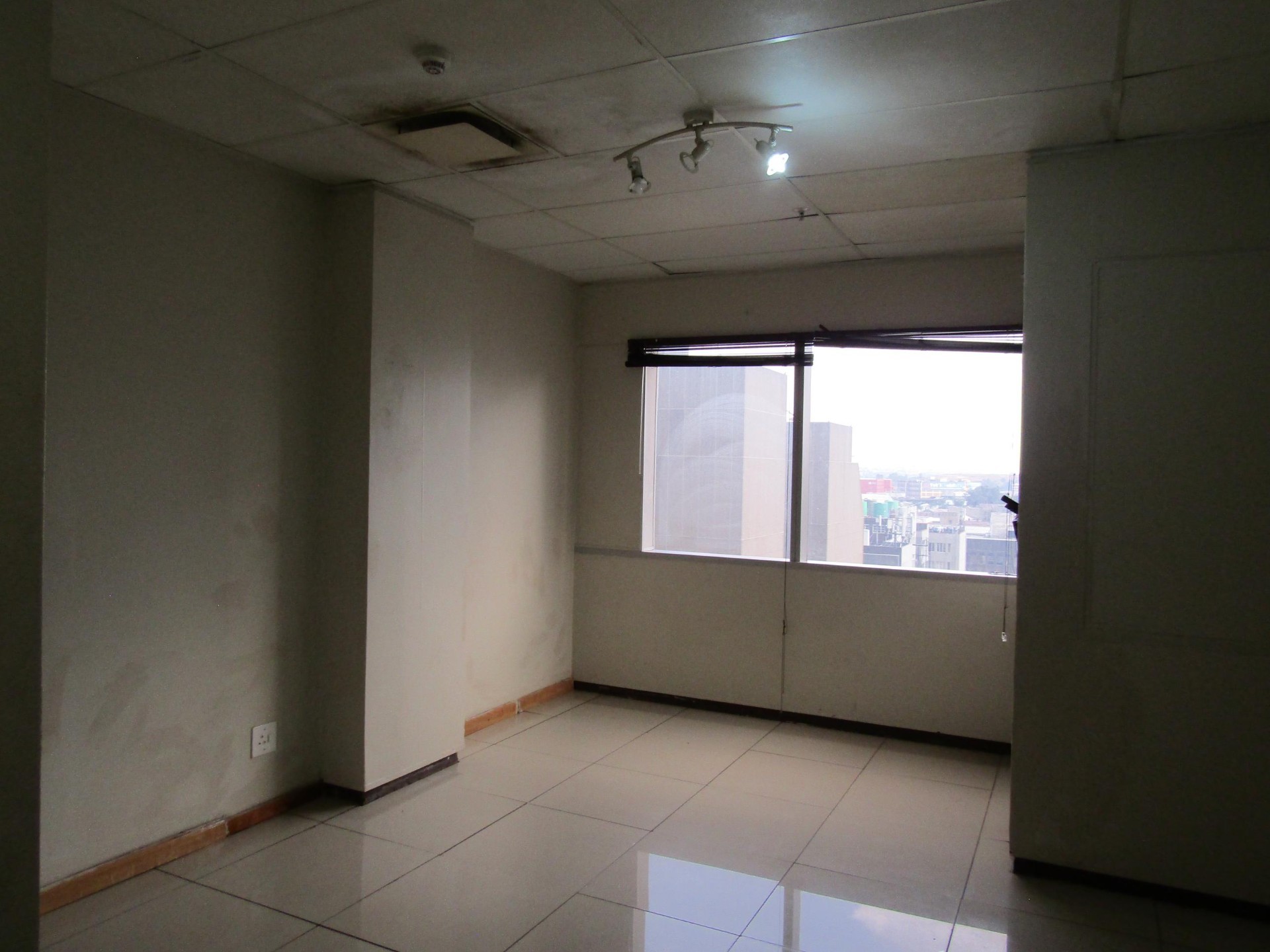Bachelor Apartment To Rent in Johannesburg Central, Johannesburg