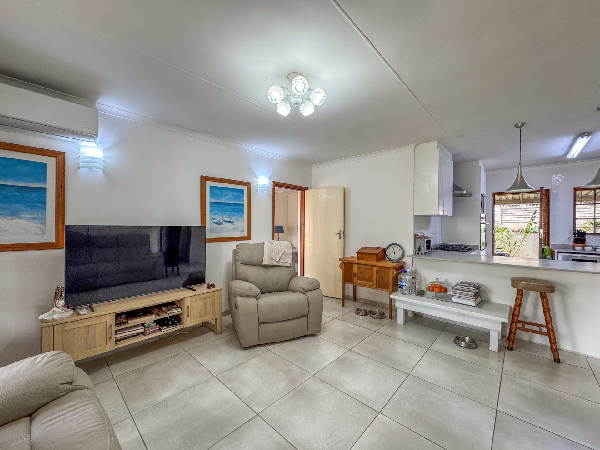 Sunny, Spacious and Modernised Complex Living