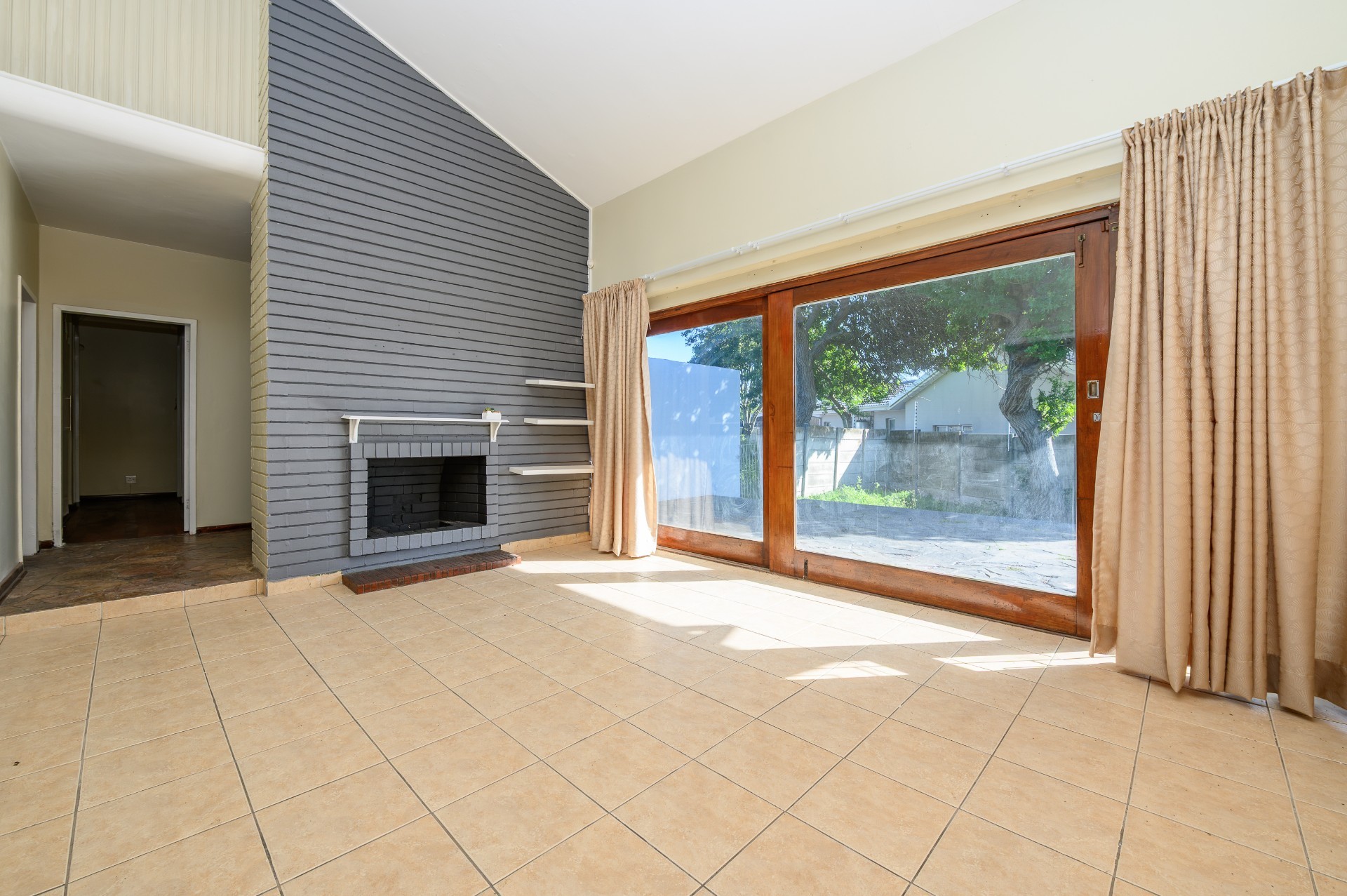 House for sale in Humewood, Port Elizabeth, 1364 m²