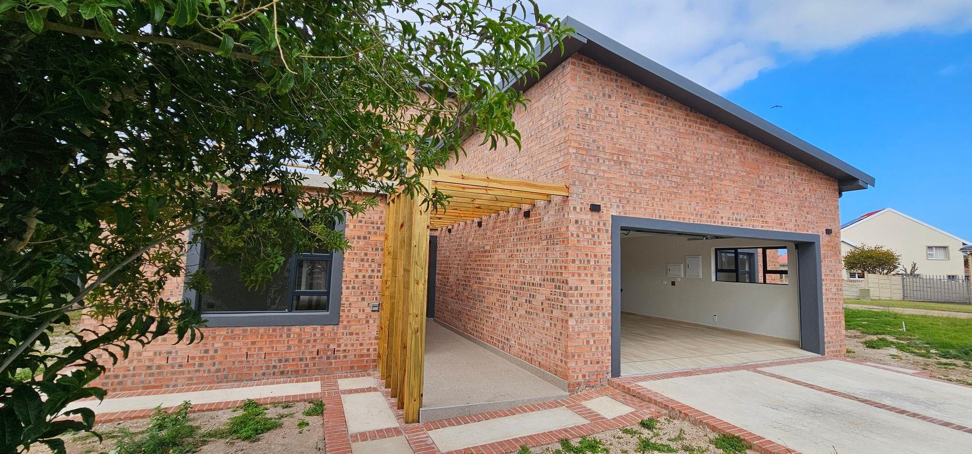 MODERN 4 BEDROOM HOME BORDERING GREENBELT IN ASTON BAY, JEFFREYS BAY