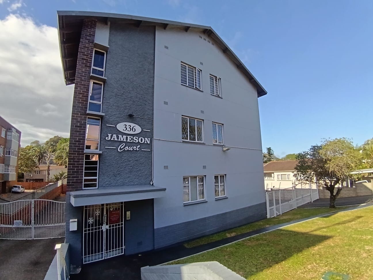 Move in Ready, 2 Bedroom Gem in Morningside