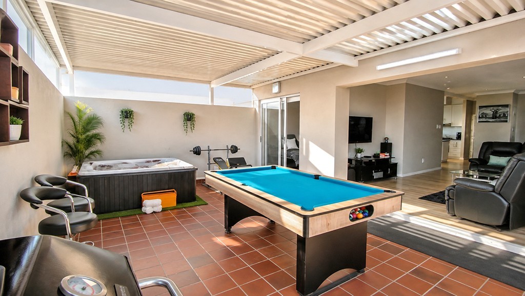 Gateway On Your Doorstep - Stunning Top-Floor Apartment