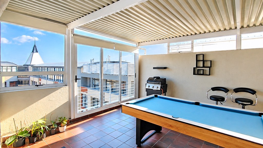 Gateway On Your Doorstep - Stunning Top-Floor Apartment