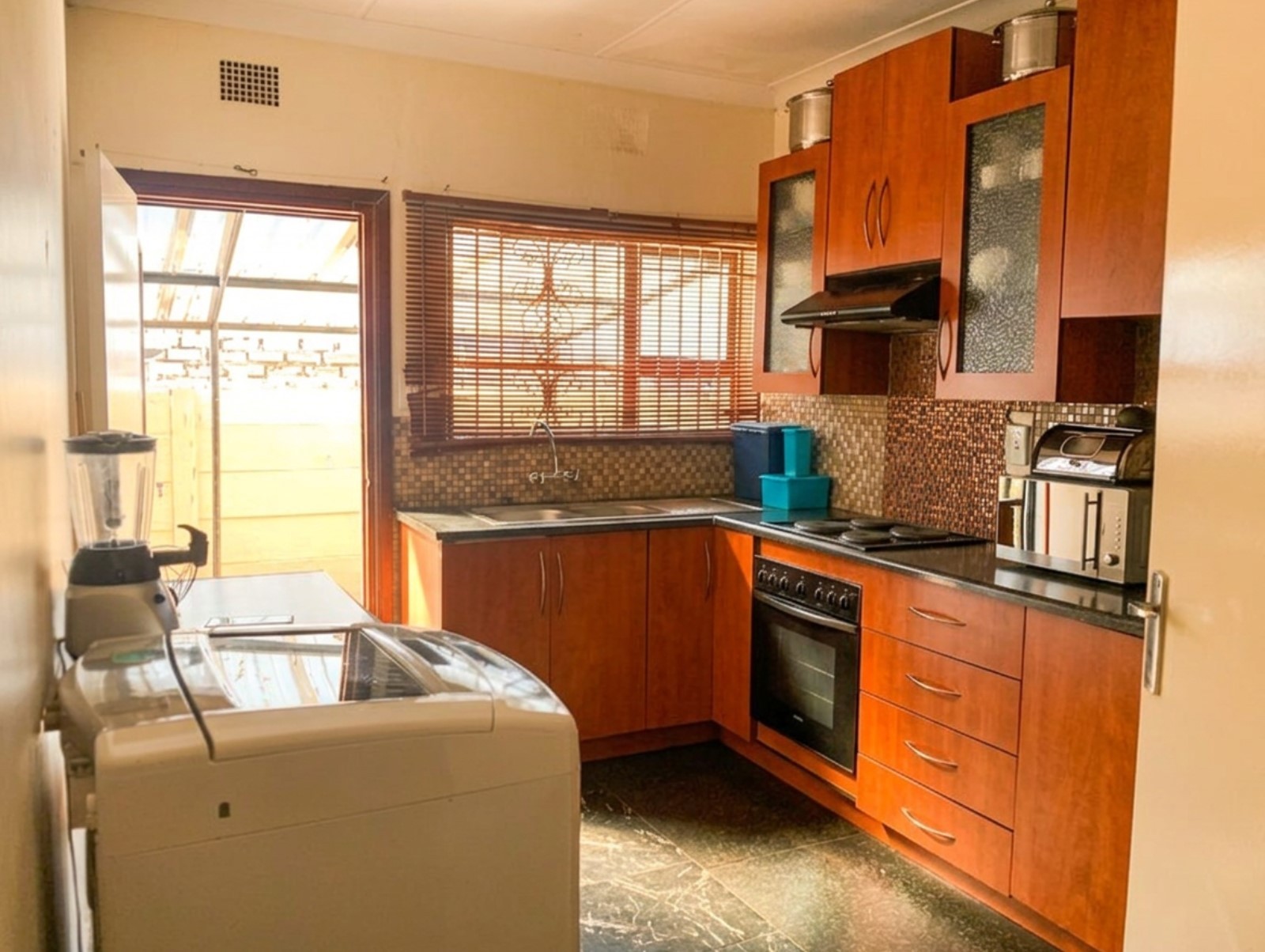Charming 3 Bedroom Family Home with Cottage and Jacuzzi in Roseacres