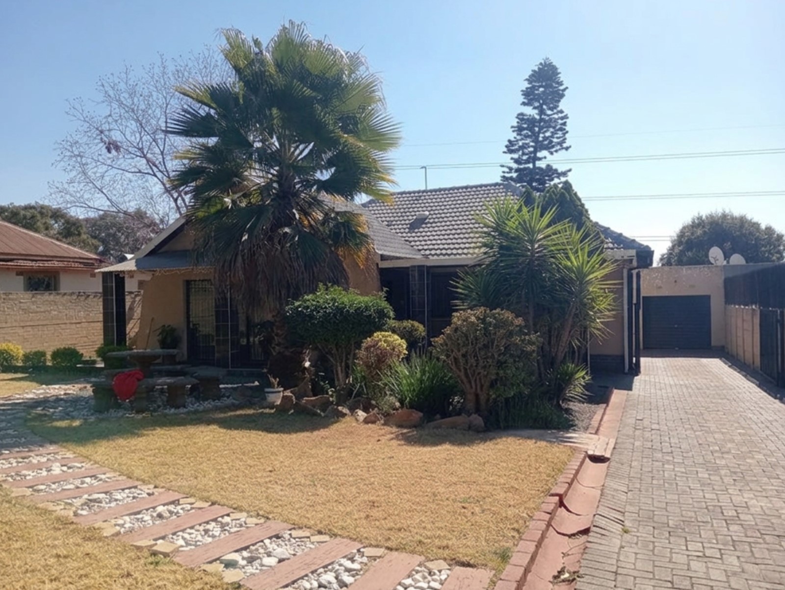 Charming 3 Bedroom Family Home with Cottage and Jacuzzi in Roseacres