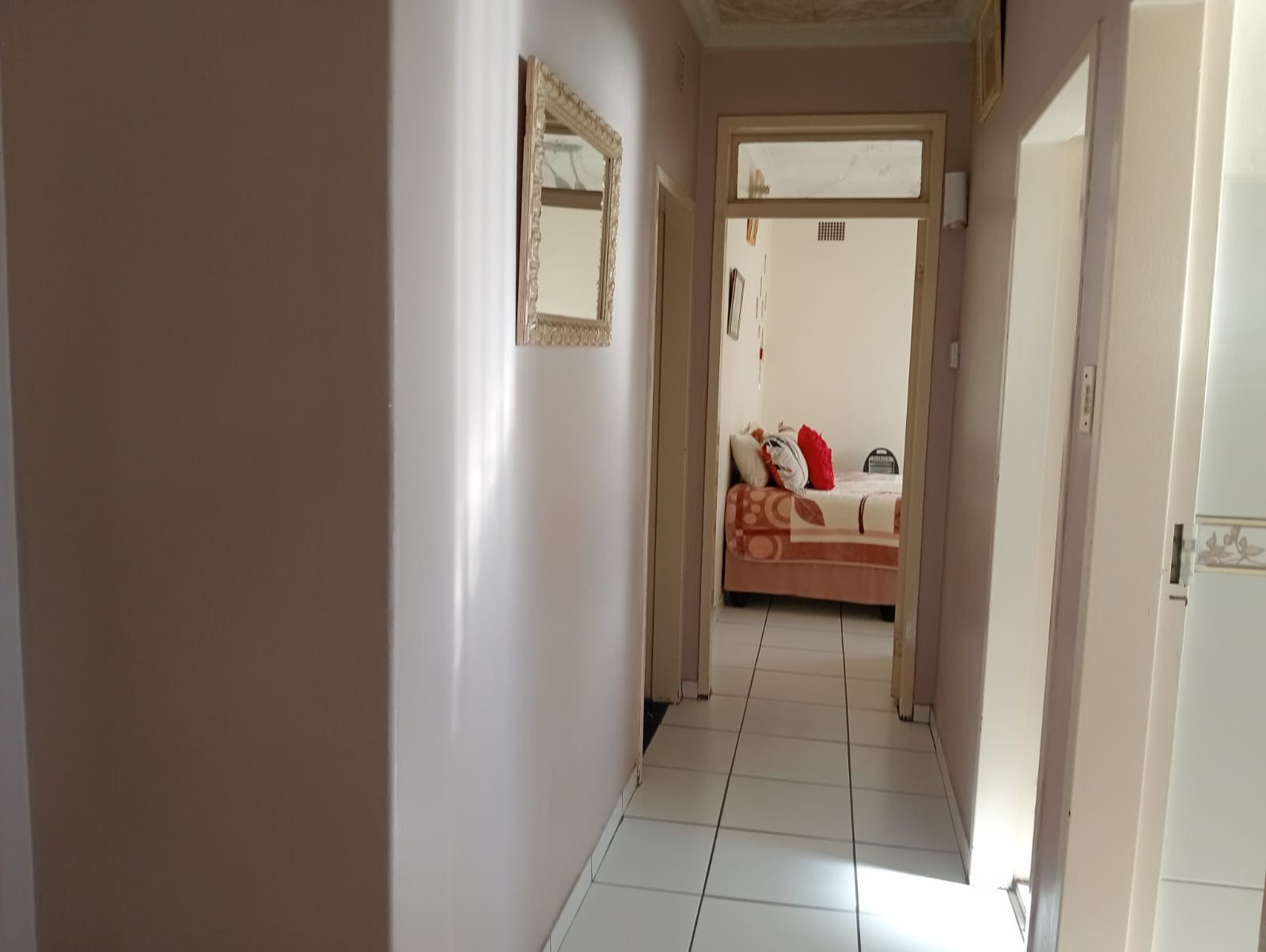 Charming 3 Bedroom Family Home with Cottage and Jacuzzi in Roseacres