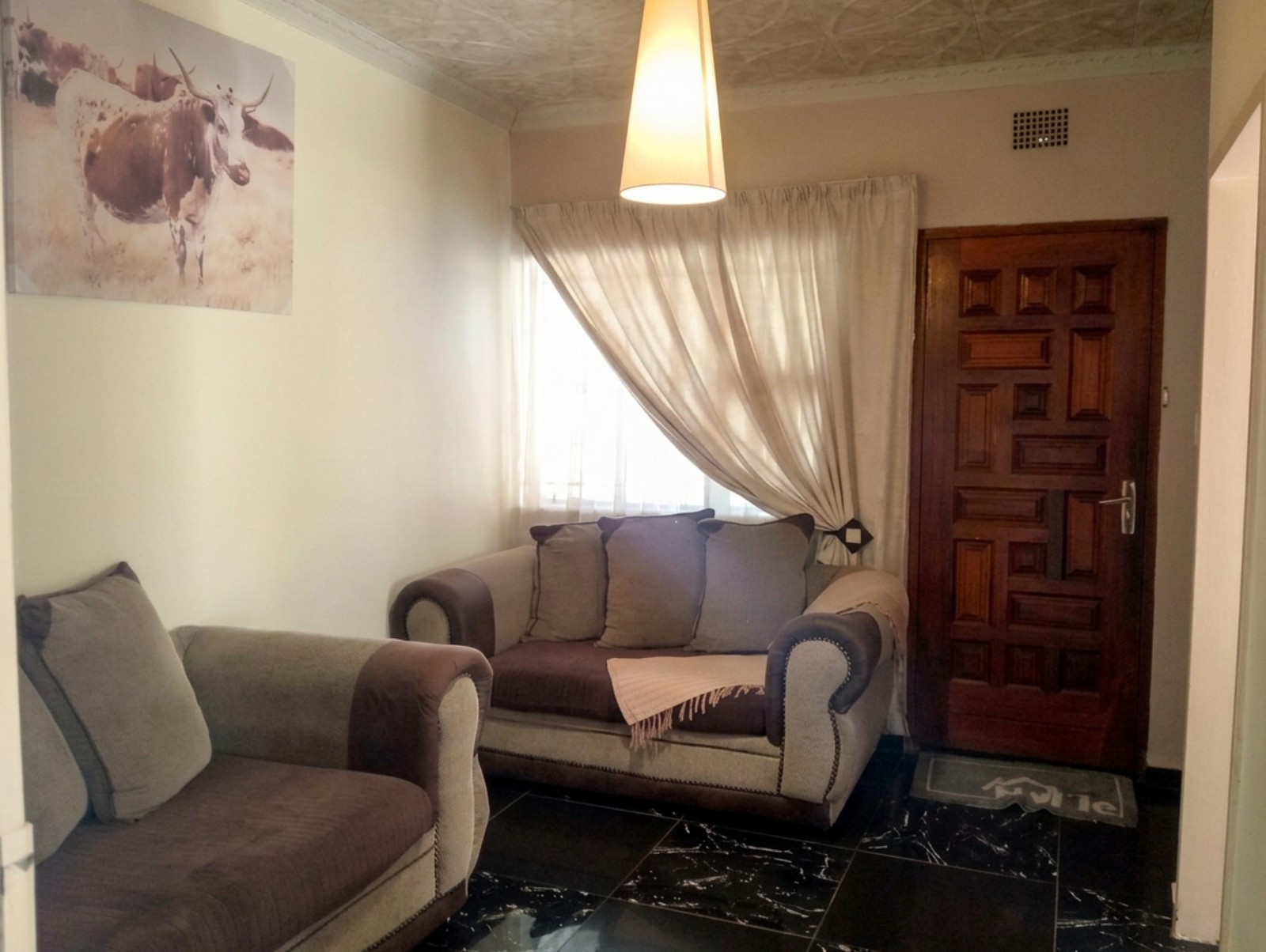 Charming 3 Bedroom Family Home with Cottage and Jacuzzi in Roseacres