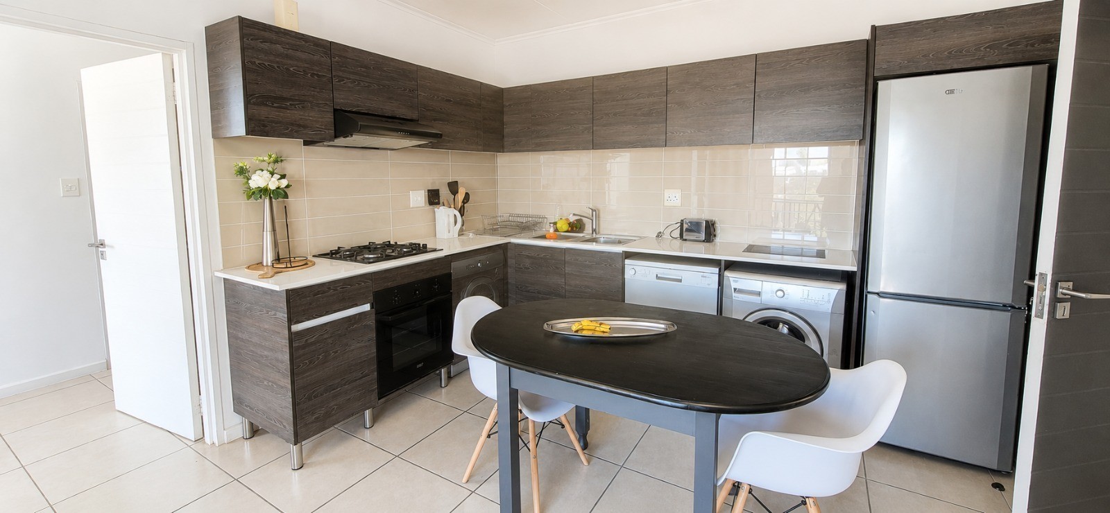 Modern Top Floor 1 Bedroom Apartment To Rent at The Cambridge, Petervale, Sandton