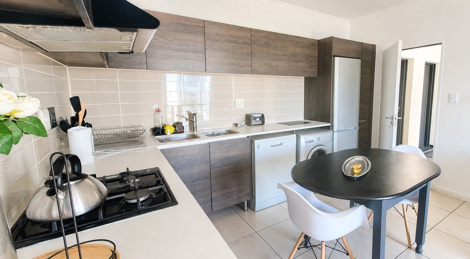 Modern Top Floor 1 Bedroom Apartment To Rent at The Cambridge, Petervale, Sandton