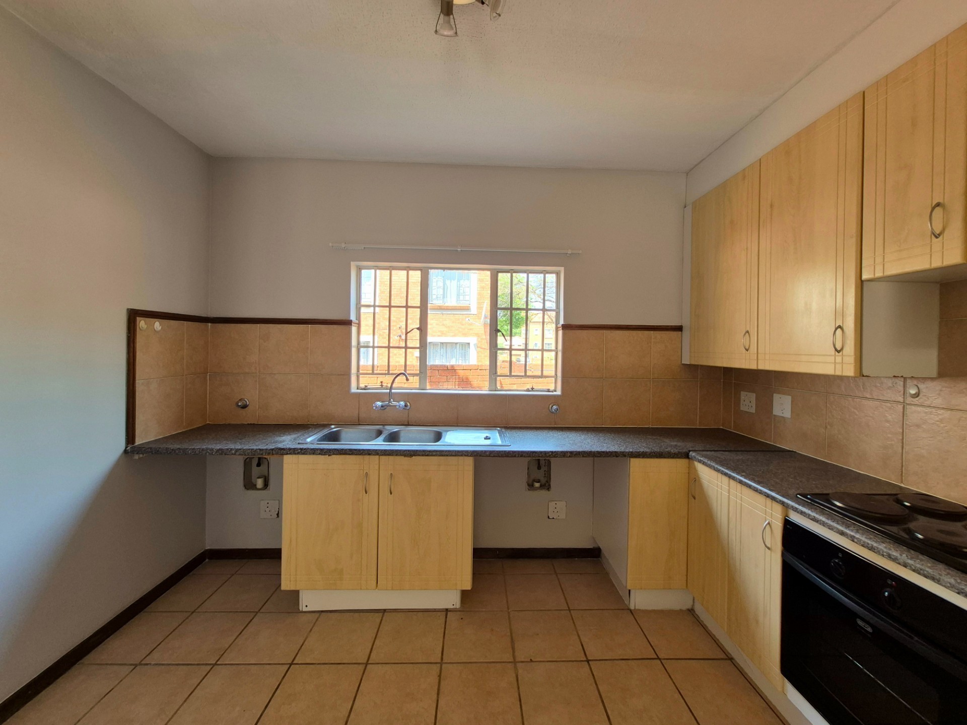 Spacious 3 Bedroom Ground Floor Apartment with Double Garage to Rent in El Devino, Die Hoewes