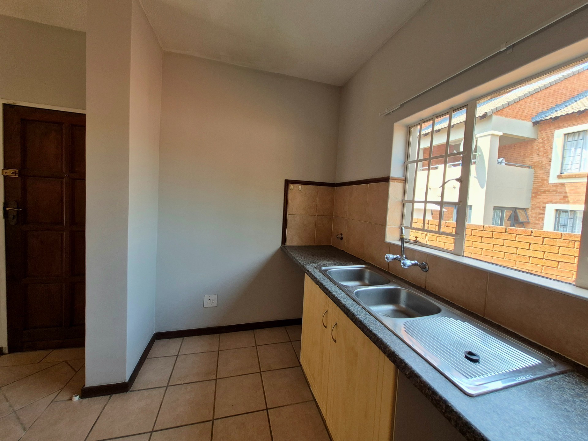 Spacious 3 Bedroom Ground Floor Apartment with Double Garage to Rent in El Devino, Die Hoewes