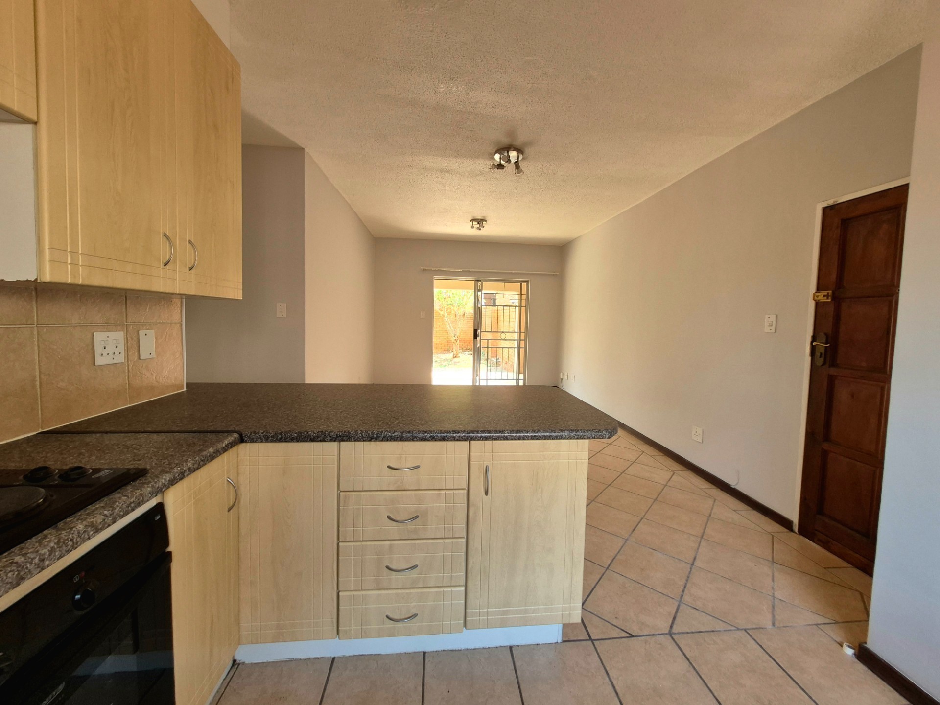Spacious 3 Bedroom Ground Floor Apartment with Double Garage to Rent in El Devino, Die Hoewes