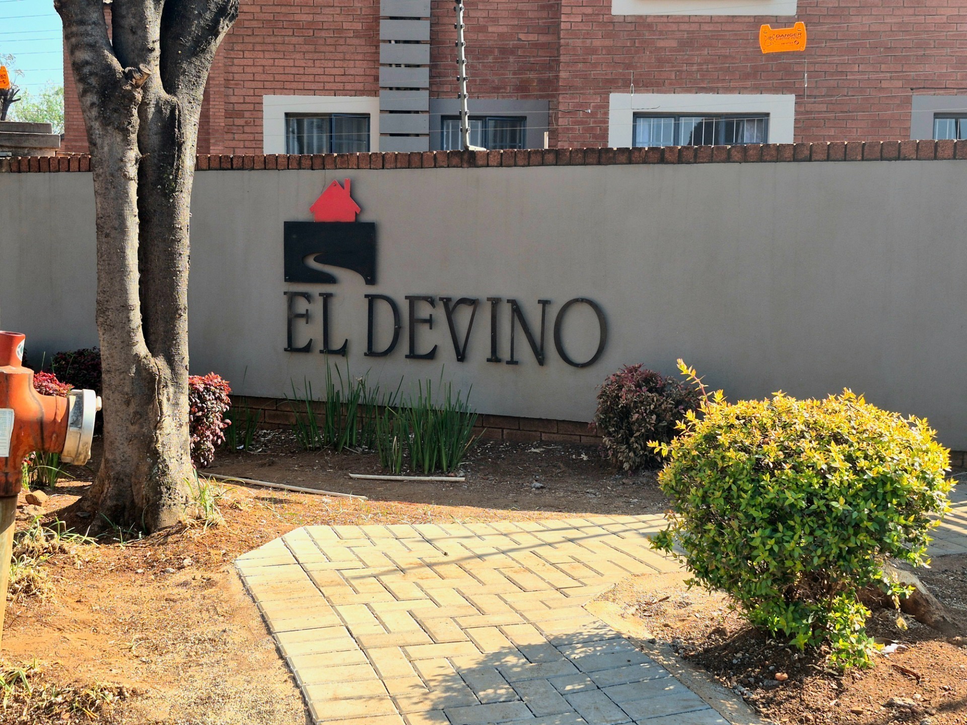 Spacious 3 Bedroom Ground Floor Apartment with Double Garage to Rent in El Devino, Die Hoewes