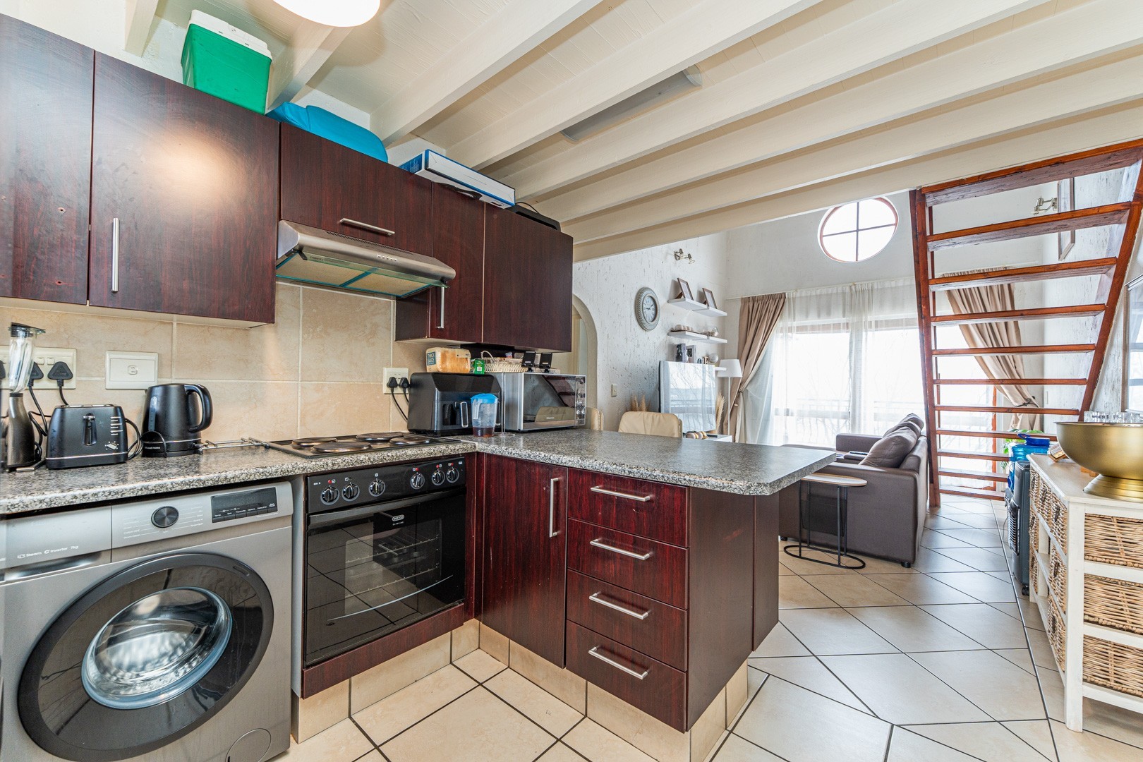 2 Bedroom loft in Lonehill, next to Leaping Frog Shopping Centre